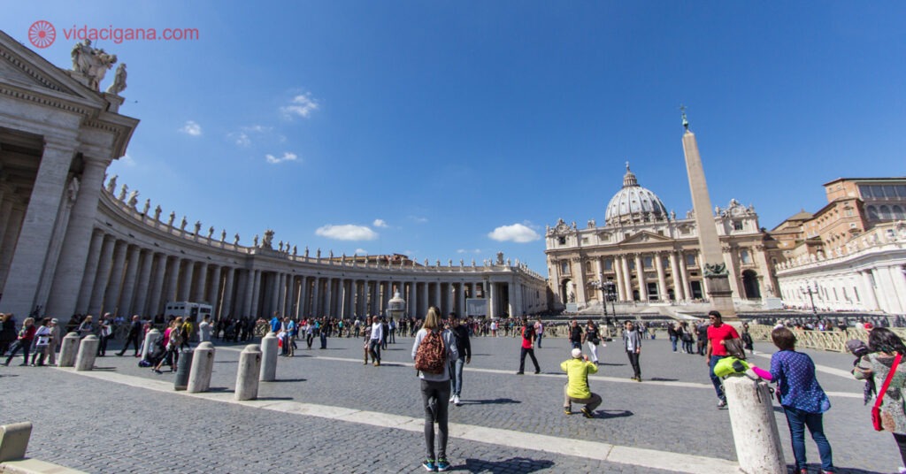 Visão panorâmica da Piazza de São Pedro, com vista para a Basílica de mesmo nome. 