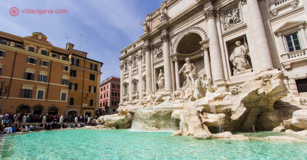 Na foto, está a Fontana di Trevi, localizada na praça de mesmo nome. 