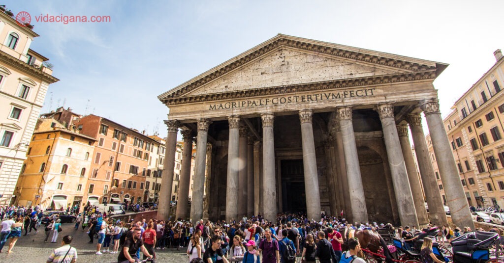 Na foto, visitantes esperam para entrar no Panteão, localizado na Piazza  della Rotonda.