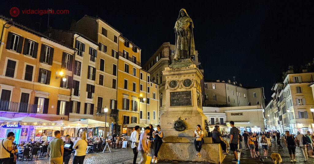 A imagem mostra a estátua de Giordano Bruno, ao centro da praça Campo di Fiori, onde há muitos anos ele foi executado. 