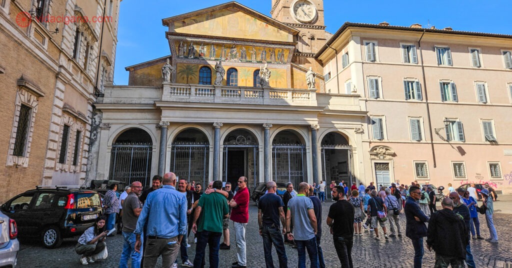 Turistas e moradores se reúnem na Piazza di Santa Maria in Trastevere. 