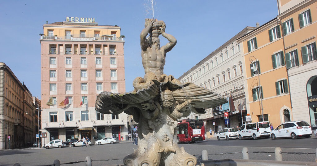 Foto da Fontana del Tritone, na Piazza Barberini, em Roma. 