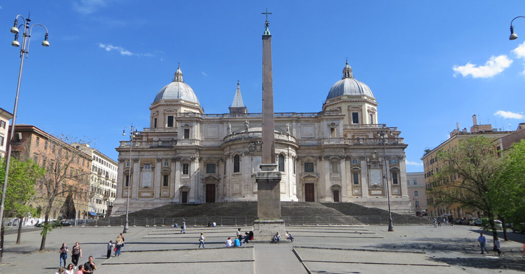 A imagem mostra o obelisco da Piazza dell'Esquilino, e também parte da Basílica de Santa Maria Maior. 