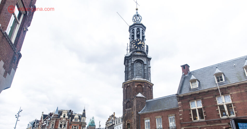 A foto mostra a Torre de Hortelã, um dos pontos turísticos do centro de Amsterdam.