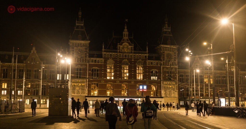 Imagem noturna da entrada da Centraal Station, estação central de Amsterdam e ponto turístico arquitetônico. 