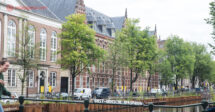 As ruas nas margens dos canais no Centro de Amsterdam, com seus prédios típicos
