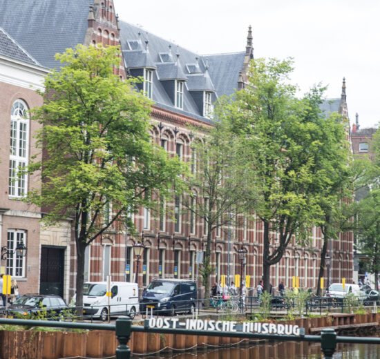 As ruas nas margens dos canais no Centro de Amsterdam, com seus prédios típicos