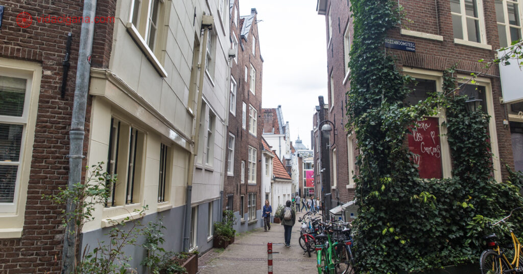 A imagem mostra uma das ruas estreitas no centro de Amsterdam.