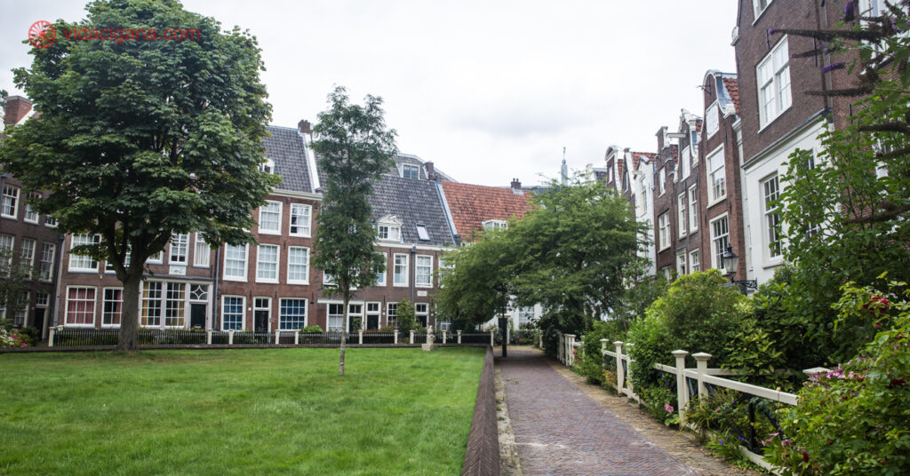 A imagem mostra o cenário tranquilo de Begijnhof, em Amsterdã.