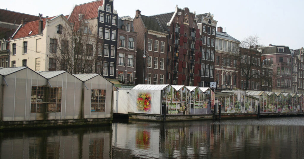Na imagem vemos o mercado flutuante de flores, uma ótima opção de passeio no centro de Amsterdã. 