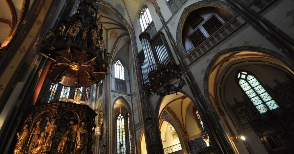 Detalhes da construção interior na igreja católica De Krijtberg, em estilo neo-gótico.