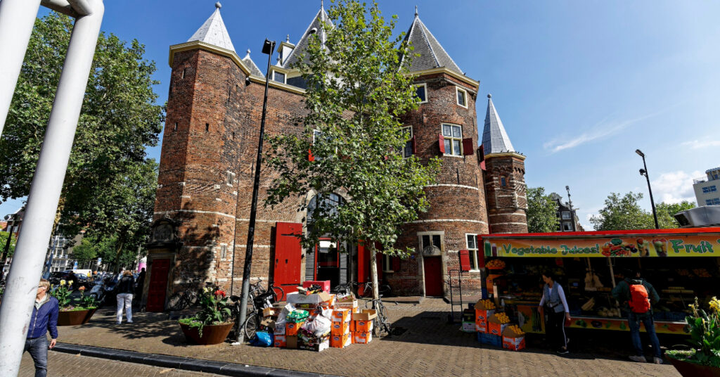 Na imagem está a Nieuwmarkt, nela é possível encontrar boas opções para alimentação, como a barraca mostrada na foto. 