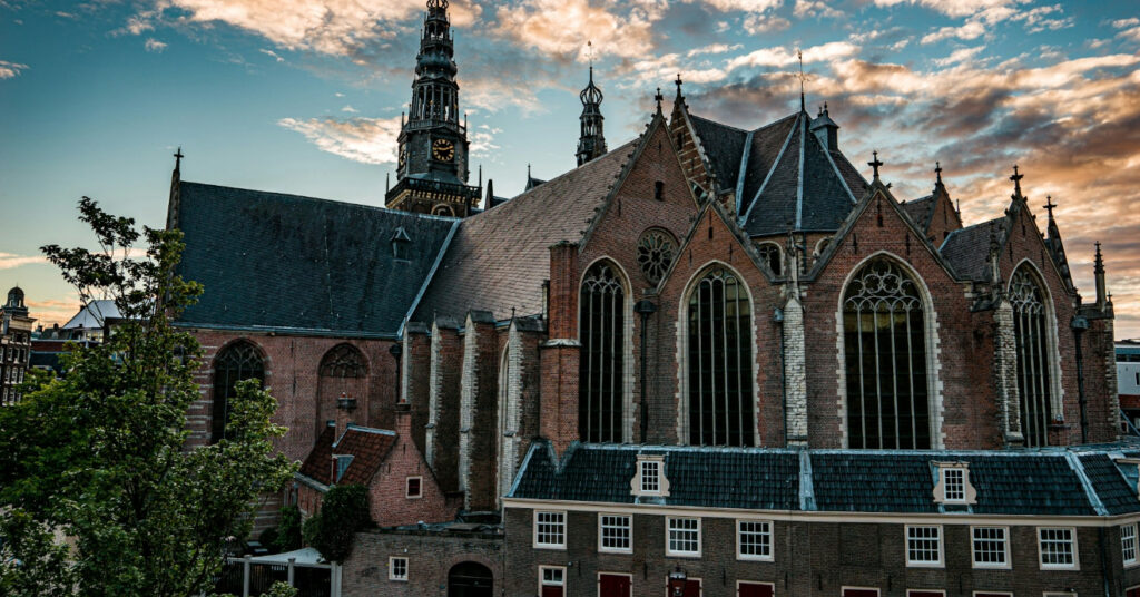 Na imagem é mostrada a construção da Oude Kerk, considerada a mais antiga de Amsterdã.