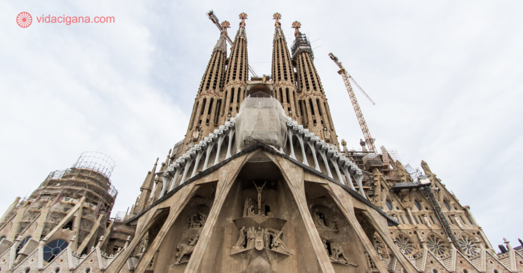 Imagem de do topo da fachada incompleta da Sagrada Família, em Barcelona. 