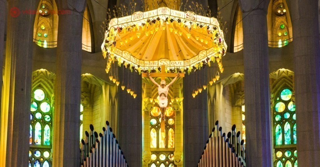 Detalhe no interior da Sagrada Família, uma das 7 igrejas em Barcelona de nossa lista.