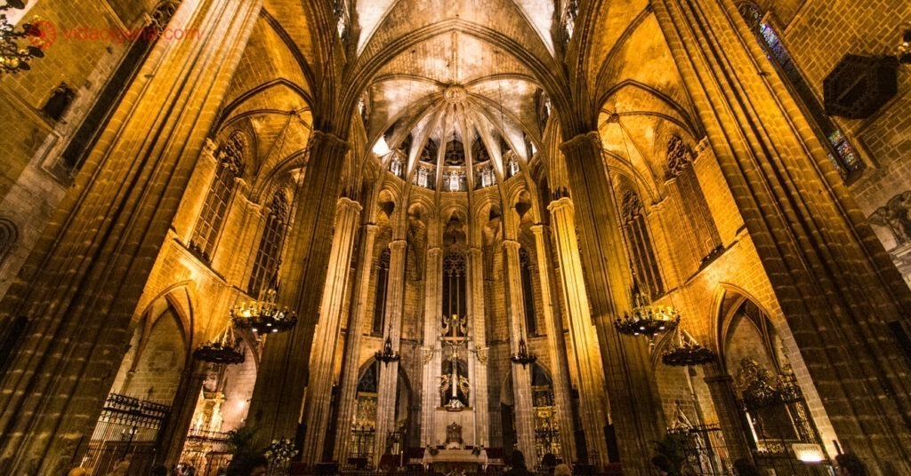 O interior espaçoso da Catedral de Barcelona. 