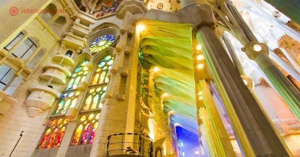 Os vitrais coloridos e reluzentes da Sagrada Família. 