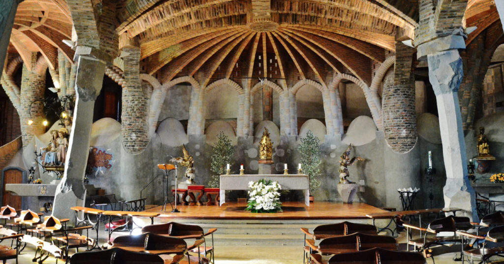 Altar da Cripta de la Colònia Güell, projetada por Antoní Gaudí. 