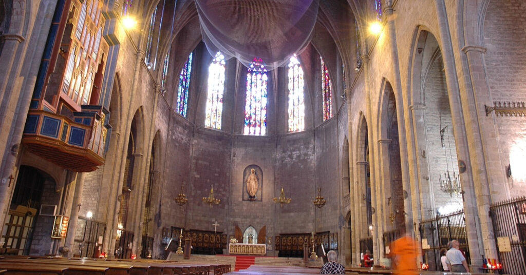 Detalhes do altar e vitrais da igreja Santa Maria del Pi, em Barcelona. 
