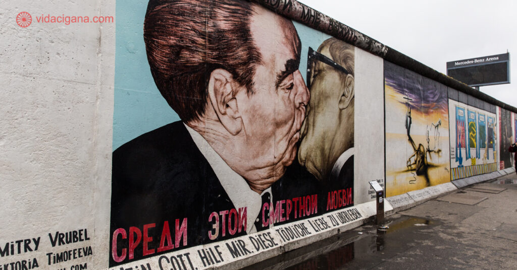 A foto mostra artes na galeria do Muro de Berlim. 