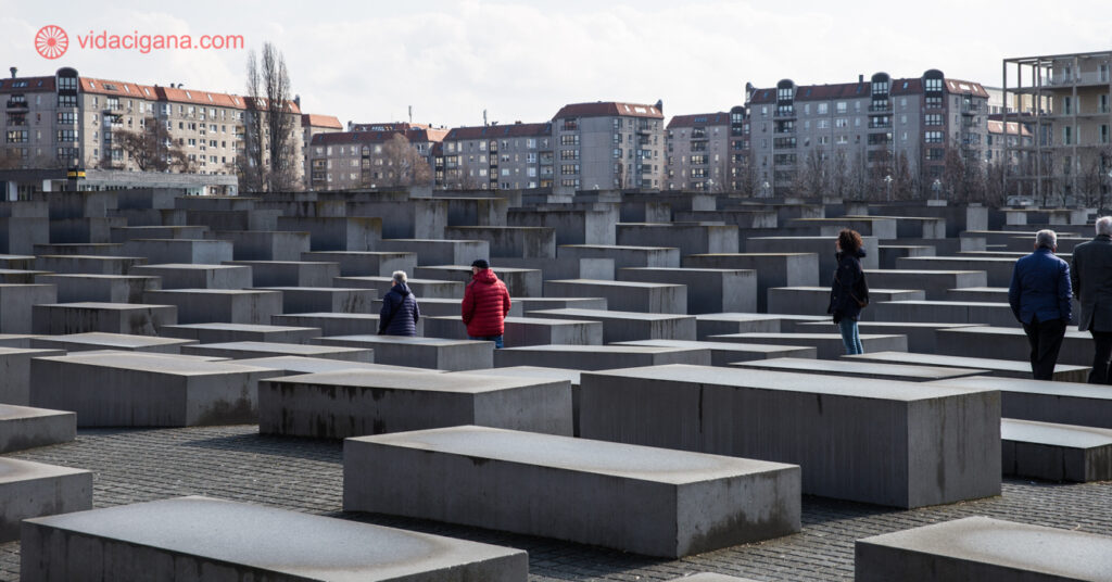 Visitantes caminham entre os blocos de concreto, construídos como Memorial do Holocausto em Berlim. 