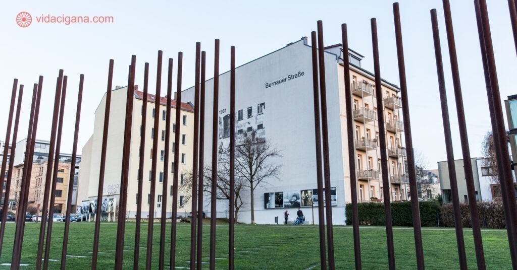 Vista do Memorial do Muro de Berlim, que ainda guarda fragmentos das barreiras utilizadas para evitar a passagem entre os lados. 