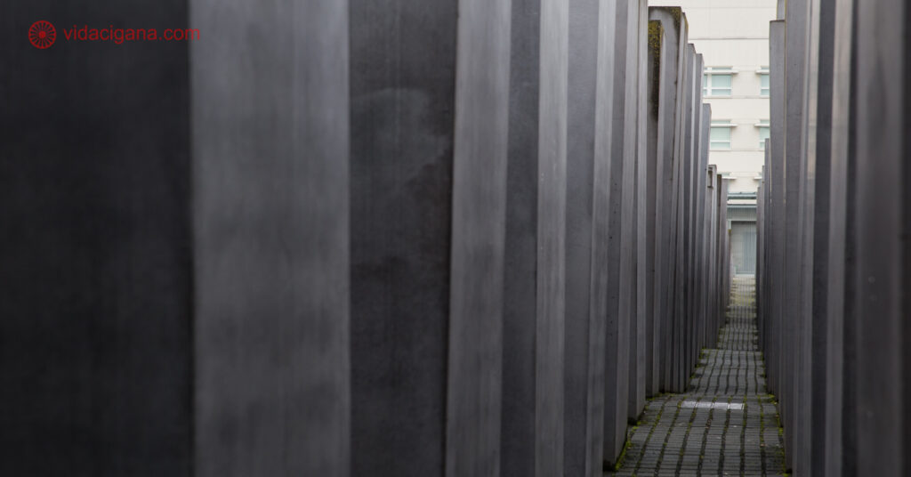 Caminhos entre o Memorial do Holocausto. Este é um dos Monumentos em Berlim da nossa lista. 