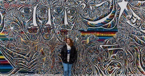 Eu na frente de um dos monumentos em Berlim, um dos murais do East Side Gallery