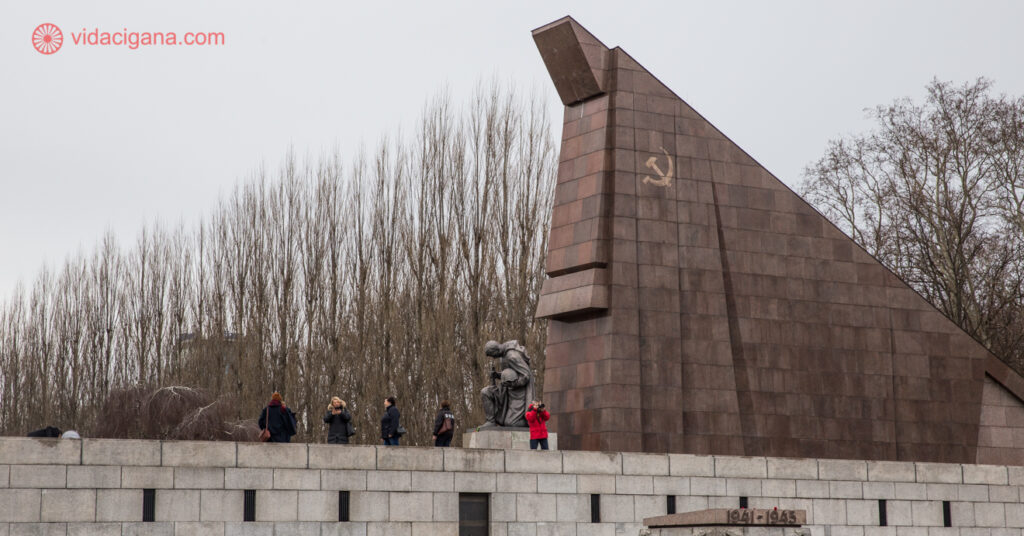 Vista da estrutura do Memorial de Guerra Soviético. Nele é possível ver marcado o símbolo da União Soviética.