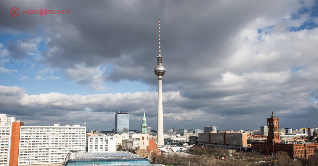 A Torre de Televisão de Berlim tem destaque na paisagem da cidade. 