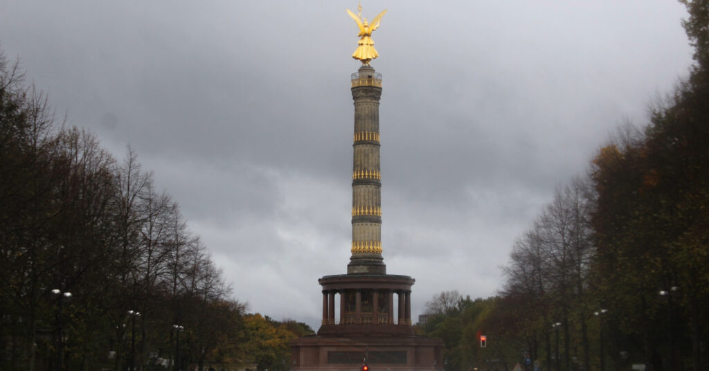 Vista da Coluna da Vitória, com sua figura de bronze ao topo. 