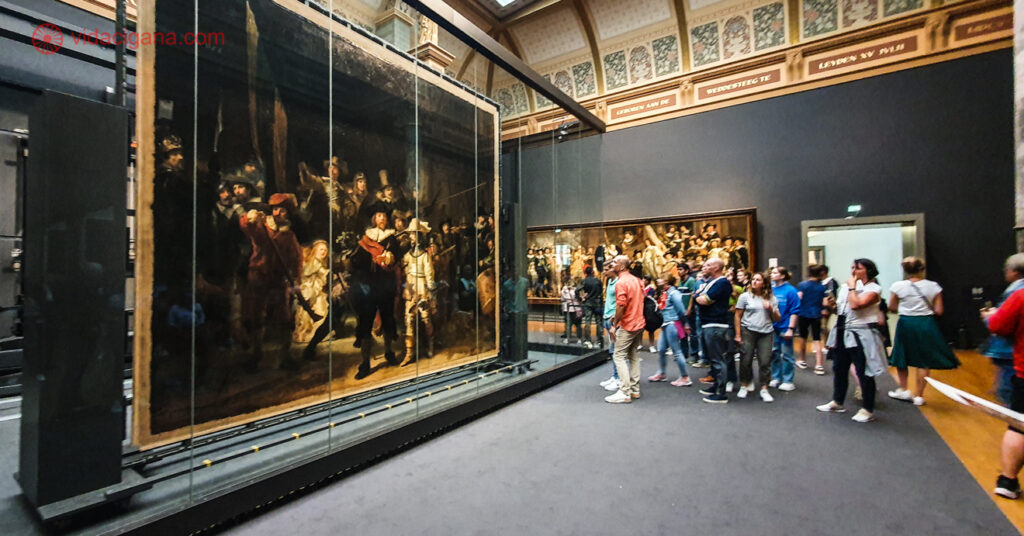 Visitantes contemplam quadro do artista Rembrandt, no Rijksmuseum, em Amsterdam. 