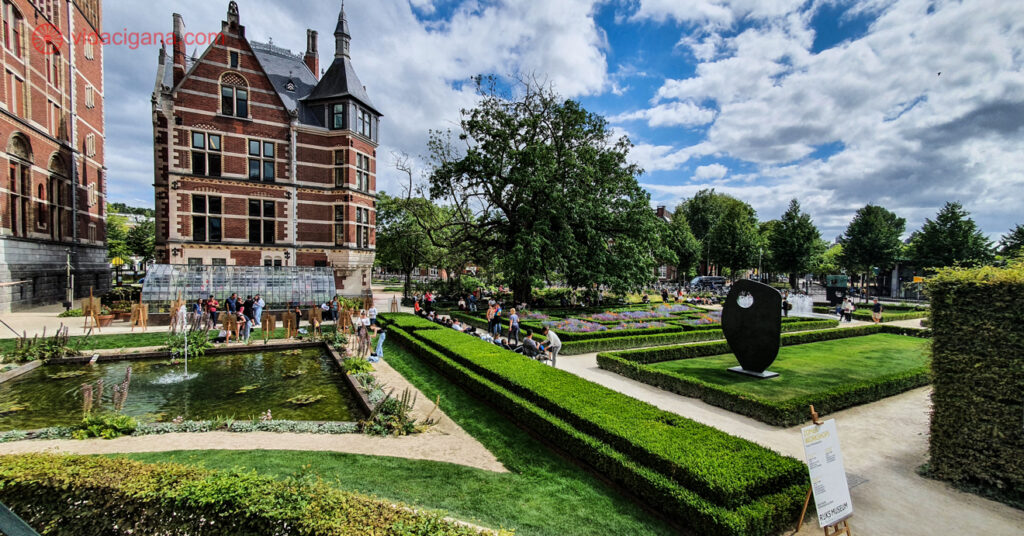 Os jardins exteriores do Rijksmuseum, uma das atrações do Museumplein em Amsterdam. 