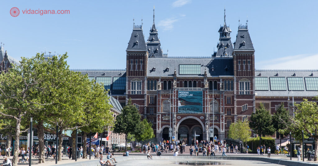 Fachada e entrada do Rijksmuseum, em Amsterdã.