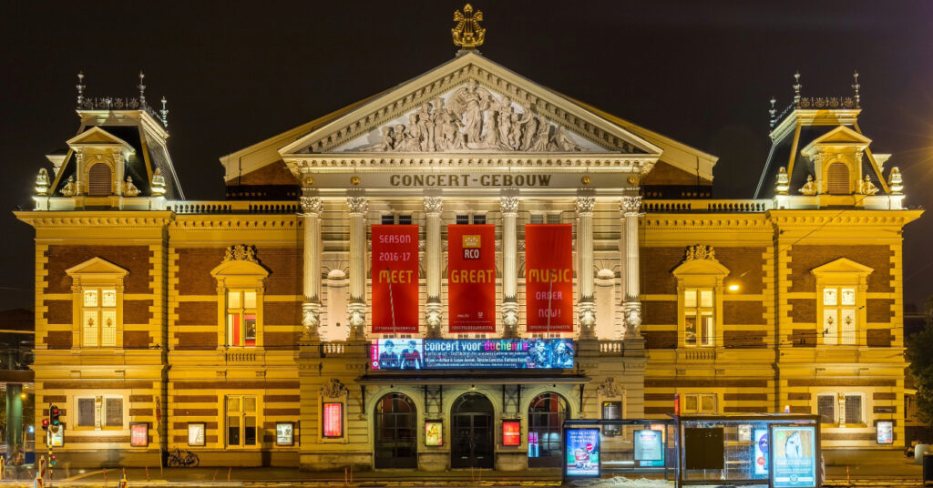 Fachada iluminada da casa de concertos, Concertgebouw. 
