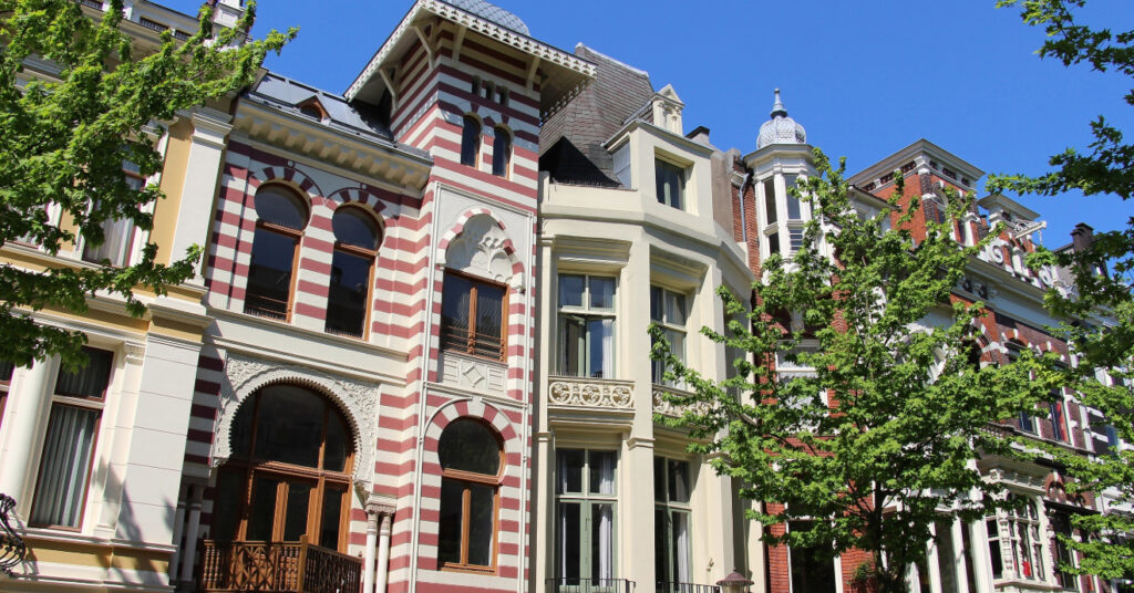 Algumas das fachadas das casas do conjunto Zevenlandenhuizen, que representa estilos de 7 países diferentes da Europa. 