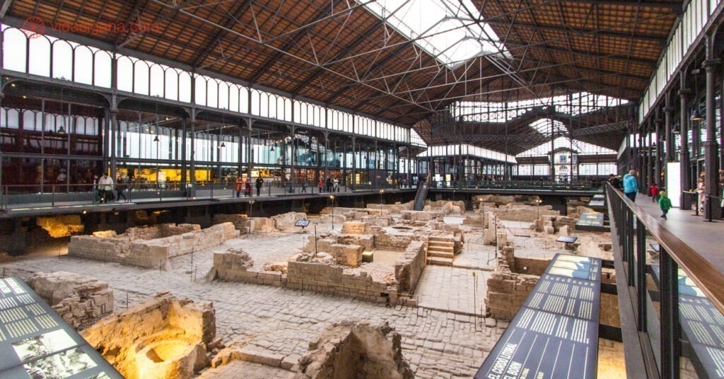 Ruínas encontradas durante as obras do Mercado del Born, hoje expostas no local. 
