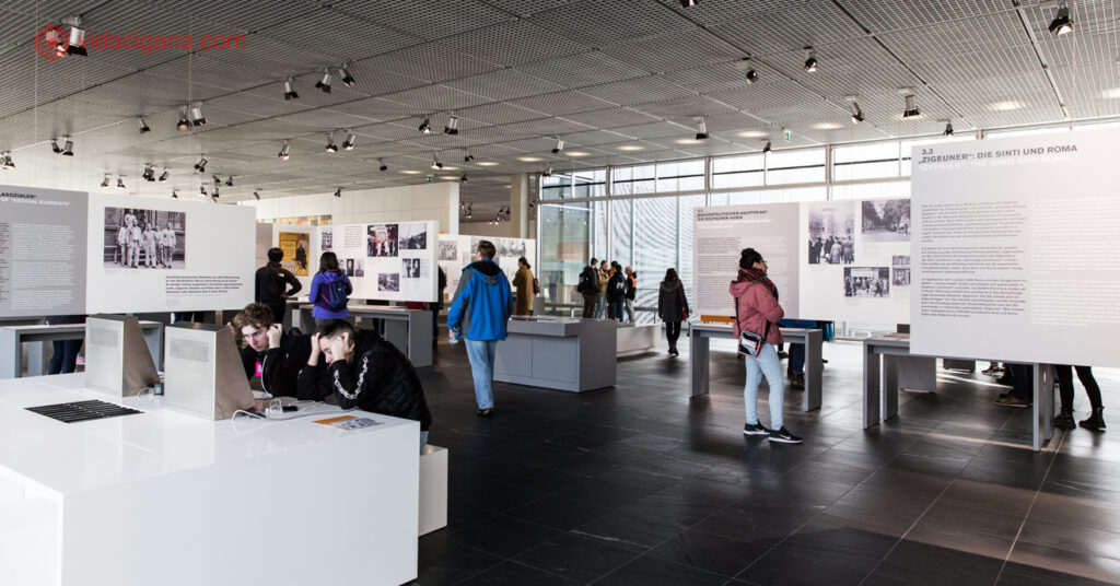 Visitantes aprendem mais sobre o regime nazista no interior do museu Topografia do Terror, em Berlim. 