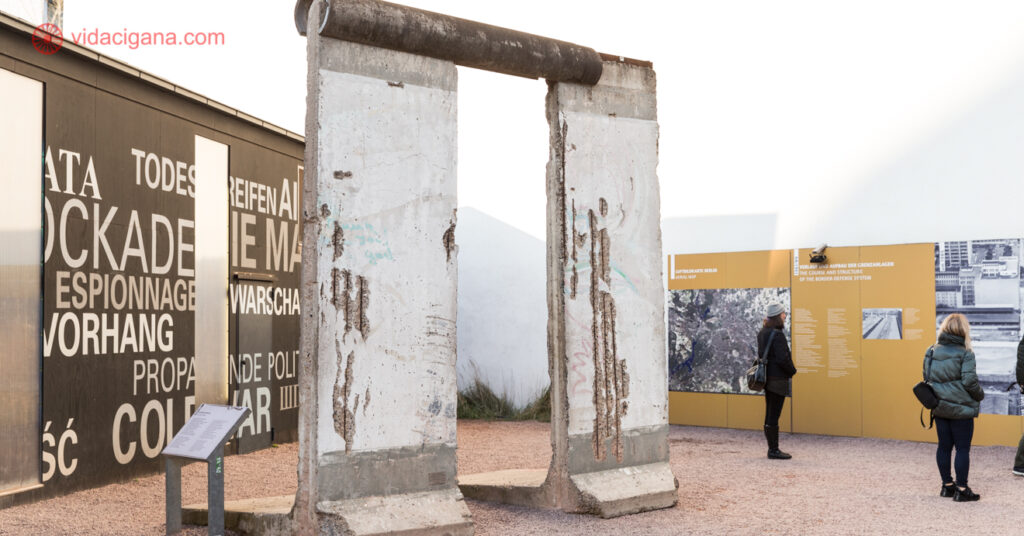 Monumento exposto no Checkpoint Charlie, que conta a história do Muro de Berlim. 