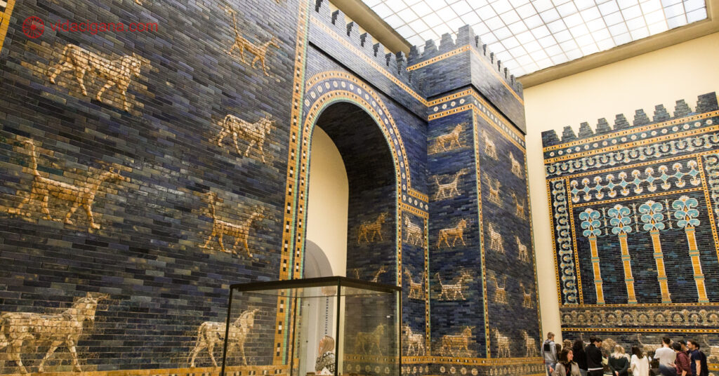 Interior do Pergamon com suas paredes em mosaico.