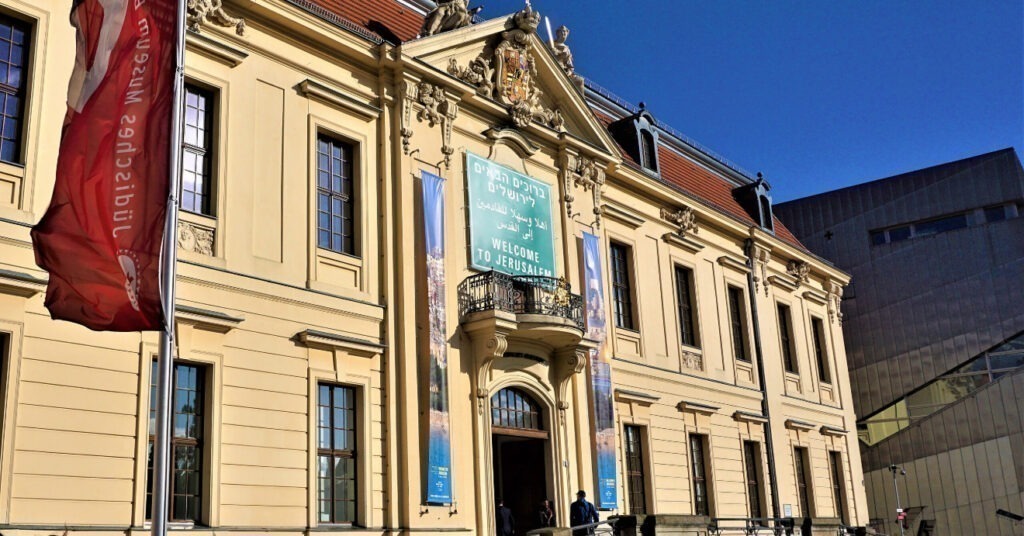 Fachada e entrada do Museu Judaico de Berlim. 