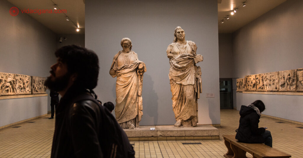 Estátuas em exposição no Museu Britânico, um dos itens de nossa lista de museus em Londres. 