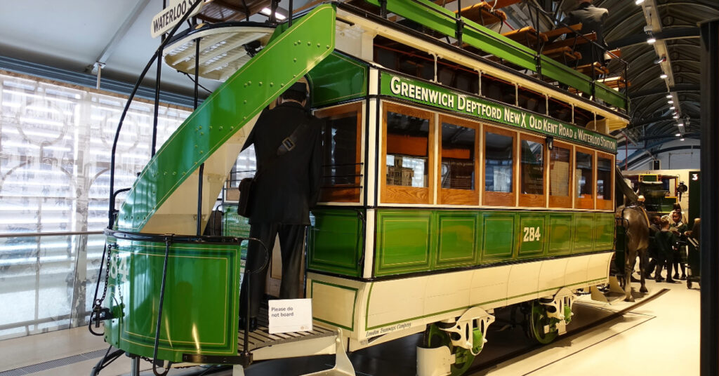 Antigo vagão da cidade, em exposição no London Transport Museum.