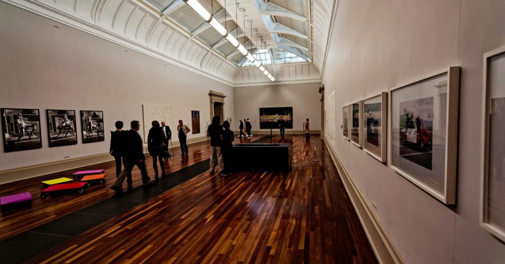 Sala de exposição no Tate Britain com obras dos anos 1960-2000. 