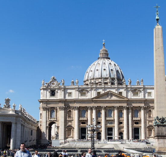 A Basílica de São Pedro com o obelisco egípcio em frente são duas das coisas que você não pode deixar de fora do seu roteiro na hora de saber o que fazer no Vaticano.