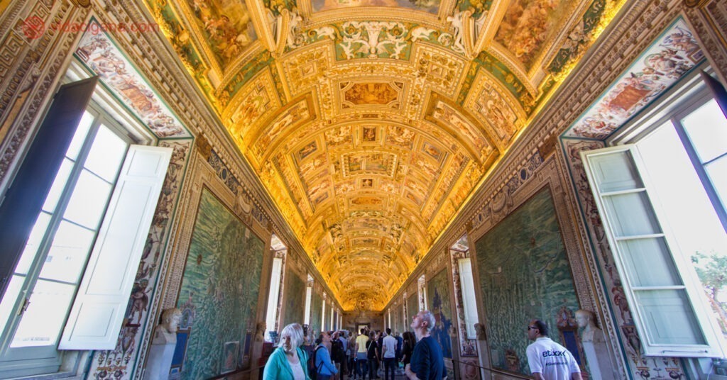 Teto adornado de um dos corredores nos Museus Vaticanos. 