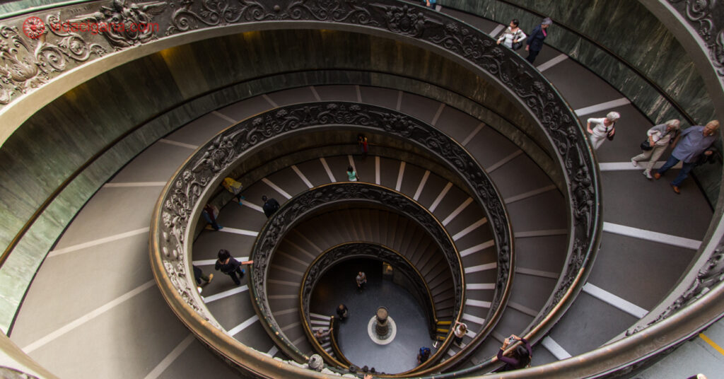 Escadaria espiral no interior dos Museus Vaticanos. 