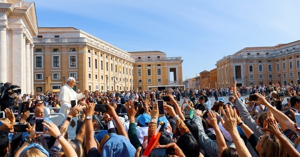 Devotos se reúnem ao redor do Papa para vê-lo. 