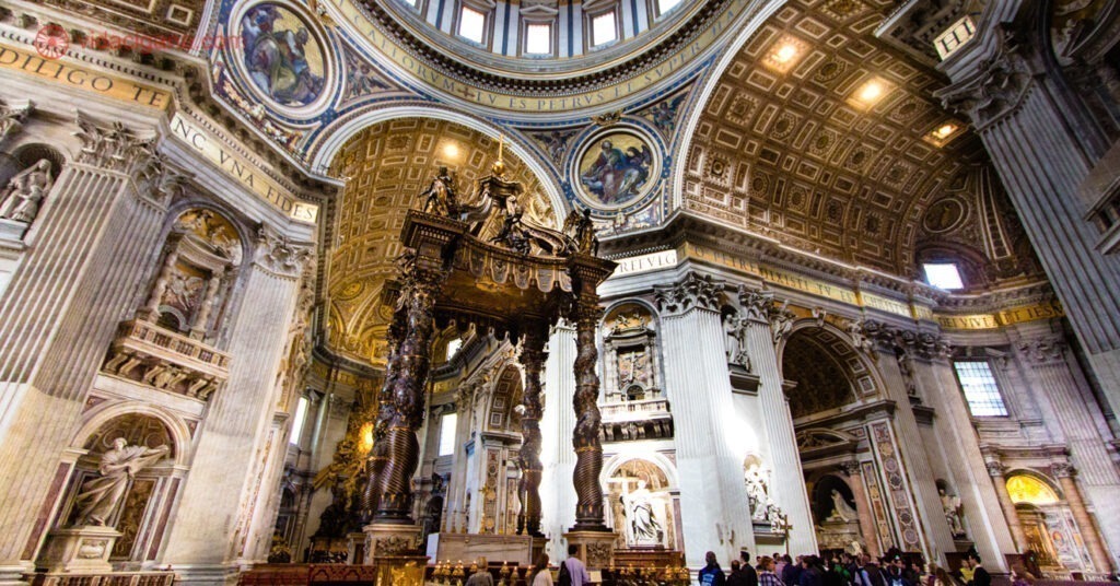 O altar no interior da Basílica de São Pedro. 
