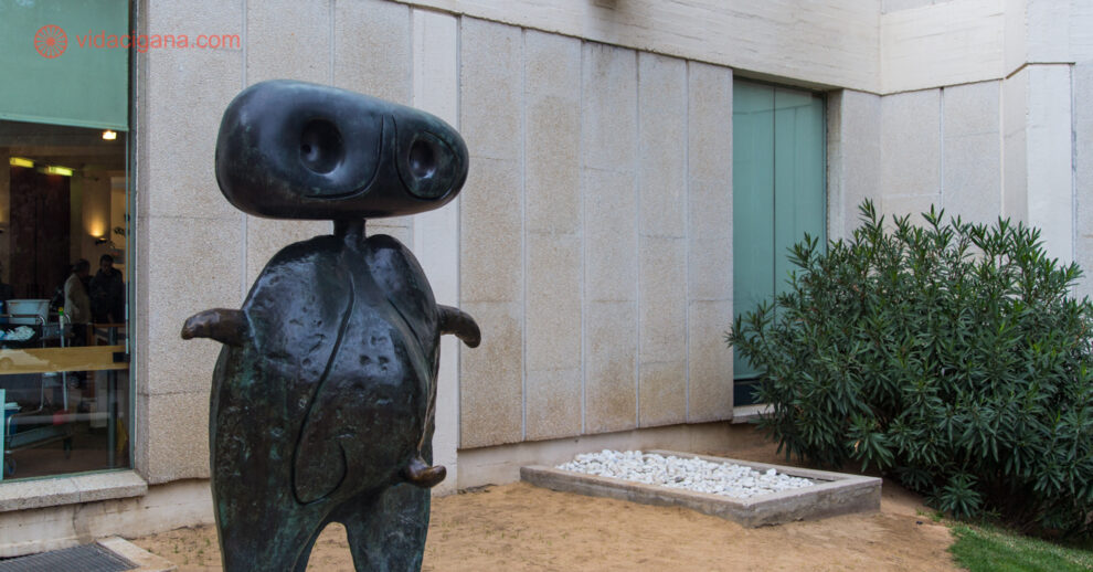 Uma estátua em ferro na Fundação Joan Miró, um dos vários museus em Barcelona